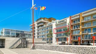 Uitzonderlijk groot appartement van 132 m² met maar liefst 3 slaapkamers, 2 badkamers en een ongelooflijk mooi uitzicht over de jachthaven van Zeebrugge. Een prachtig appartement dat uitblinkt op gebied van ruimte en comfort. Aan de voorzijde geniet u van een breed zonneterras dat uitkijkt op de zeilboten van Zeebrugge. Een absolute toplocatie met een fenomenaal uitzicht.<br /><br />Het appartement heeft 10 meter façade met ramen over de volledige breedte. De oriëntatie is perfect. Zowel het terras als de leefruimte zijn volledig zuidwest georiënteerd waardoor u vanaf de middag volop kunt genieten van de zon. Achteraan het appartement is er nog een knus terras waar u kunt genieten van de ochtendzon. <br /><br />Het gebouw dateert van 2022 en is volledig conform met de hedendaagse normen.<br />Zo profiteert u van een energielabel A en een volledig conforme elektriciteitskeuring. <br /><br />Indeling: Inkomhal met ingebouwde vestiaire, imposante woonkamer die naadloos aansluit op het zonneterras, een moderne en volledig uitgeruste leefkeuken, 2 grote bergingen, 2 aparte toiletten, 2 badkamers en 3 slaapkamers. Terras vooraan en achteraan.<br />Mogelijkheid tot het aankopen van een DUBBELE GARAGE in het gebouw, en dit vlakbij de lift.<br /><br />Een uniek aanbod op gebied van ruimte, kwaliteit en energiezuinigheid.<br />Verkoop onder registratierechten.<br /><br />Meer informatie of een vrijblijvend bezoek?<br />Contacteer Sacha Vanrafelghem op GSM 0487/43.79.10.