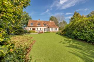 <p><span><span>Karaktervolle landelijke woning met 4 slaapkamers en ruime tuin te Rijmenam (Bonheiden).</span></span><br /><br /><span><span>De woning werd gebouwd in 1978, geïnspireerd door de authentieke Brabants-Kempische hoevestijl en met bijzondere aandacht voor traditioneel vakmanschap en materialen. </span></span></p><p><span><span> </span></span></p><p><span><span>Het genuanceerde metselwerk, het imposante pannendak, de houten luiken, zichtbare balkstructuren, terracottavloeren en de monumentale open haard geven de woning de warme uitstraling van een historische hoeve. Het gebruik van recuperatiematerialen zoals de houten balken en de binnendeuren benadrukken de authenticiteit die bij de bouw van deze woning werd nagestreefd. </span></span></p><p><span><span> </span></span></p><p><span><span>Op het gelijkvloers geeft de inkomhal, met gastentoilet en imposante trap naar de verdieping, toegang tot de royale, lichtrijke leefruimte met gezellige zit- en eethoek. De opkamer links van de eetkamer is momenteel ingericht als gerieflijk thuiskantoor, terwijl aan de rechterkant een keuken met de nog originele inrichting voldoende ruimte biedt voor een gezellige ontbijthoek. Aanpalend aan de keuken bevindt zich de achterinkom met toegang tot de tuin én tot een grote open ruimte waarin de wasplaats, de garage voor 2 wagens en de technische installaties zijn ondergebracht. Voor de autoliefhebbers is in de garage een smeerput aanwezig.</span></span></p><p><span><span> </span></span></p><p><span><span>Op de verdieping bevinden zich 4 ruime slaapkamers waarvan één werd ingericht als atelier. Dit atelier kan opgesplitst worden in twee afzonderlijke slaapkamers, wat deze woning ideaal maakt voor grote gezinnen. Verder vind je op deze verdieping nog een ruime badkamer met ligbad en een afzonderlijke douchekamer. In de nachthal geeft een luik met uitklapbare trap toegang tot de bergzolder, dewelke zich over de volledige breedte van de woning uitstrekt.</span></span></p><p><span><span> </span></span></p><p><span><span>Buiten is het volop genieten in de zuidwest gerichte, mooi aangelegde tuin of op het zonnige terras met zonneluifel.</span></span></p><p><span><span> </span></span></p><p><span><span>De woning is rustig gelegen in een aangename residentiële en groene omgeving, met een landelijk karakter. Bonheiden, Putte en Mechelen zijn van hieruit vlot bereikbaar. Winkels, scholen en dagelijkse voorzieningen bevinden zich op korte afstand, terwijl de omliggende natuurgebieden en landelijke wegen tal van wandel- en fietsmogelijkheden bieden.</span></span></p><p><span><span> </span></span></p><p><span><span>Ben je op zoek naar een rustig gelegen, karaktervolle, rustieke woning, dan is dit misschien wel iets voor jou!</span></span><br /><span><span>Interesse? Contacteer ons via 0479/01.01.01!</span></span></p>