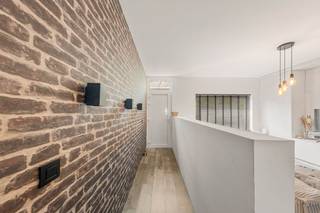 In de Gitsstraat in Kortemark treffen we deze veelzijdige halfopen woning met een uitstekende ligging, vlak bij het centrum, diverse supermarkten en met een vlotte verbinding naar de belangrijkste invalswegen. Achter deze gevel schuilt een verrassend ruime woning met een bewoonbare oppervlakte van maar liefst 202 m², waar wonen en werken perfect gecombineerd kunnen worden. Momenteel is de polyvalente ruimte ingericht als hondentrimsalon, maar deze leent zich eveneens uitstekend voor een kapsalon, schoonheidssalon, nagelstudio, praktijkruimte etc.<br /><br />Op het gelijkvloers vinden we een ruime en lichtrijke woonkamer, een geïnstalleerde keuken, een recent gerenoveerde badkamer uitgerust met een dubbele lavabo, ligbad en inloopdouche, een apart toilet en een gezellige veranda met zicht op de tuin. Daarnaast beschikt de woning over een ruime polyvalente beroepsruimte.<br />Op de eerste verdieping bevinden zich twee ingerichte, ruime slaapkamers en een praktische dressing (of slaapkamer). Via een vaste trap bereikt u de zolderverdieping, die de mogelijkheid biedt om nog twee volwaardige slaapkamers te creëren. Bovendien bevinden zich boven de beroepsruimte nog twee extra ruimtes die perfect kunnen dienen als bureau, hobbyruimte, speelkamer of extra bergruimte.<br /><br />Buiten geniet u van een aangename tuin waar u in alle rust kunt ontspannen. Daarnaast beschikt de woning over verschillende praktische bijgebouwen, ideaal als opslagruimte voor materiaal, fietsen, tuinmateriaal of andere benodigdheden.<br /><br />Bent u op zoek naar een ruime woning zonder renovatieverplichting, met tal van mogelijkheden én de ideale combinatie van wonen en werken? Contacteer Ward op het nummer 0470 20 66 88.