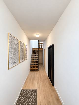 <p>Ruime woning met garage, oprit, grote tuin en tal van mogelijkheden in Borsbeek</p><p>Ben je op zoek naar een ruime woning die je volledig naar eigen wensen kunt inrichten? Dan is deze woning in Borsbeek zeker een bezoek waard!</p><p>Met een perceeloppervlakte van 409 m² en maar liefst 287 m² bewoonbare oppervlakte biedt deze woning een zee aan ruimte en uitzonderlijk veel mogelijkheden.</p><p>Ruimte en flexibiliteit</p><p>De woning beschikt over minstens 3 slaapkamers, met de mogelijkheid om dit uit te breiden tot maar liefst 5 slaapkamers.</p><p>Twee ruimtes die tal van mogelijkheden bieden. Denk bijvoorbeeld aan een tweede woonkamer, extra slaapkamers, een bureau, een hobbyruimte of zelfs een tweede keuken. Dankzij de flexibele indeling kan de woning volledig worden aangepast aan de behoeften van jouw gezin.</p><p>Comfort en renovaties</p><p>De woning beschikt over 2 badkamers en een gerenoveerde kelder. Zowel de eerste als de tweede verdieping werden in 2022 volledig gerenoveerd. Op de eerste verdiep bevind zich vloerverwarming en airco en ingebouwde kasten</p><p>Buitenruimte en parkeergelegenheid</p><p>Buiten geniet je van een grote tuin met een speeltuin, ideaal voor gezinnen met kinderen en voor wie graag tijd buiten doorbrengt.</p><p>Bovendien beschikt de woning over een garage en een oprit, wat zorgt voor extra comfort en parkeermogelijkheden.</p><p>Troeven op een rijtje:</p><p>* Gelegen in Borsbeek<br />* Perceel van 409 m²<br />* 287 m² bewoonbare oppervlakte<br />* Minstens 3 slaapkamers, mogelijk uit te breiden tot 5<br />* 2 badkamers<br />* Twee ruimtes met tal van indelingsmogelijkheden<br />* Mogelijkheid tot een tweede woonkamer en/of keuken<br />* Gerenoveerde kelder<br />* Eerste en tweede verdieping volledig gerenoveerd in 2022<br />* Vloerverwarming<br />* Airco<br />* Ingebouwde kasten<br />* Grote tuin met speeltuin<br />* Garage en oprit( waar de zwarte auto staat)<br />* Laadpalen in de buurt</p><p>Een ruime woning met veel mogelijkheden, ideaal voor wie ruimte, comfort en flexibiliteit zoekt!</p><p>Bij interesse graag bellen of berichten naar<br />04 87679664</p><p>Zonder immo</p>