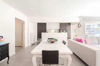 L'appartement est situé au troisième étage d'une petite résidence. L'appartement a été entièrement rénové en 2022 et dispose de deux chambres spacieuses. Le salon dispose d'une cuisine ouverte avec accès à la terrasse. Il y a des toilettes séparées pour les invités et une salle de bains avec douche à l'italienne. <br /><br />Disposition : <br />- Hall d'entrée<br />- Toilettes pour invités<br />- Salon avec cuisine installée avec réfrigérateur, congélateur, cuisinière à induction, lave-vaisselle et beaucoup d'espace de rangement<br />- Salle de bain avec douche à l'italienne et lavabo, avec raccordement pour machine à laver<br />- Toilettes pour invités<br />- Chambre 1<br />- Chambre 2<br />- Terrasse<br />- Rangement privé au sous-sol<br /><br />Avantages : <br />- Résidence de petite taille<br />- 1 appartement par étage<br />- Rénové récemment (2022)<br />- Emplacement idéal, centre de Middelkerke<br />- Au coin du Zeedijk<br />- Inspection électrique conforme<br />- Chambres spacieuses<br /><br />Intéressé par cet appartement haut de gamme en bord de mer avec deux chambres ? Contactez notre bureau dès aujourd'hui pour visiter votre site !<br /><br /><br />Registre des mesures: non