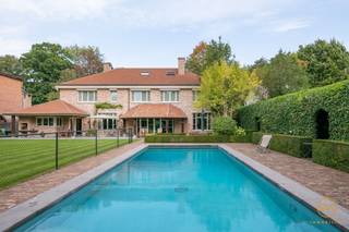 <p><span>Dit uniek eigendom bevindt zich in een rustige &amp; kindvriendelijke omgeving hartje Edegem. De villa ligt op een uitzonderlijk perceel van 3.300m² en wordt omringd door een betoverende parktuin met zwembad en een polyvalent gebouw. De woning werd pas begin jaren 2000 ontworpen.  Kosten noch moeite werden gespaard om als resultaat een  hoogwaardig interieurdesign. samenspel van comfort, veiligheid en pure verfijning te hebben gerealiseerd. Elke ruimte is conceptueel doordacht en straalt een serene, inspirerende en luxueuze woonbeleving uit. De smaakvol ingerichte leefruimtes creëren een warme en uitnodigende sfeer, waar esthetiek en functionaliteit elkaar naadloos aanvullen. Met circa 600 m² woonopp. biedt deze villa ongeëvenaarde ruimte en veelzijdigheid. Binnenin geniet je van een zee van ruimte en licht. Beneden treffen we een aparte otvangstruimte met biblotheekkasten. De leef-en eetruimte geven uit op het terras en hebben een schitterend zicht op de tuin. Eveneens als de leef-en eetkeuken met doorgang naar de 3 inpandige garages. Boven bevinden zicjh maar liefst 7 slkm en 3 bdkm. De kelderruimte van ca 250m² is eveneens fenomenaal. Dit is een absolute buitenkans voor mensen die op zoek zijn naar een stijlvolle, luxueuze villa die meteen instapklaar is. Dit vastgoed biedt enorme mogelijkheden en verkeert in perfecte staat. </span></p><p><span> </span></p><p><span>Extra's:</span></p><p><span> </span></p><p><span>In de tuin is er ook een conciërgewoning (woonkamer, kitchenette, douche en slaapkamer). </span></p><p><span>Prachtig poolhouse met bbq en een schitterend "GP Construct" zwembad. (12.5 *5m)</span></p><p><span>Fantastische en voortreffelijke tuin. </span></p><p><span>Indrukwekkende entree van het pand aan de zijkant via een lange privélaan</span><span>. </span></p><p><span>Volledig verwarmde kelderverdieping.</span></p><p><span>Aanwezigheid van een zolder.</span></p><p><span> </span></p><p><span> </span></p>