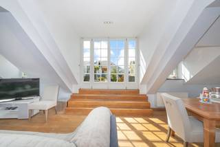 <p>Ideaal gelegen tegenover het prestigieuze Ter Kamerenbos, op de bovenste verdieping van de luxueuze Residentie Hyde Park (2005), zal deze prachtige penthouse aan de achterzijde van ±137 m² bewoonbare oppervlakte u verleiden met zijn elegantie en uitzonderlijke wooncomfort.</p>
<p>Badend in natuurlijk licht en perfect ingedeeld, biedt het een ruime open leefruimte met salon, eetkamer, bureau en keuken, alles in een gezellige en hedendaagse sfeer. Het nachtgedeelte bestaat uit drie mooie slaapkamers en een badkamer. Buiten geniet u van een aangenaam bloemrijk terras van ±12 m², een echte oase van rust volledig uit het zicht. Dit uitzonderlijke pand beschikt bovendien over een afgesloten garagebox en een kelder.</p>
<p>Residentie Hyde Park, een hoogwaardig wooncomplex, biedt zeldzame voorzieningen zoals een privépark, conciërgedienst en carwashservice voor optimaal wooncomfort. Veiligheid en comfort zijn eveneens gegarandeerd dankzij een gepantserde deur, airconditioning, beveiligde toegangen en een conforme elektrische installatie. EPC E-</p>
<p>Een absolute topper die standing, rust en een uitzonderlijke ligging perfect combineert.</p>
<p><span>Op de 4de verdieping achteraan</span>, poort 1, lot A4.2</p>
<ul>
<li>Inkomhal met vestiaire</li>
<li>Woonkamer op parket van ±37 m² met toegang tot het terras van ±12 m² georiënteerd op het zuiden</li>
<li>Volledig ingerichte keuken van ±9 m²</li>
<li>Bureauruimte van ±14 m²</li>
<li>WC</li>
<li>2 slaapkamers van ±11 en 15 m²</li>
<li>Badkamer van ±10 m² (bad, douche, lavabo en WC)</li>
</ul>
<p><span>Op de 5de verdieping</span> : Mezzanine met slaapkamer van ±23 m²</p>
<p><span>In de kelder</span></p>
<ul>
<li>Afgesloten garagebox nr. 15</li>
<li>Kelder nr. 29</li>
</ul>