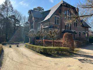 Dit prachtige, ruime kantoor bevindt zich op een toplocatie in een groene omgeving op de grens van Kapellen en Kalmthout. Het is gelegen op het gelijkvloers van een uniek kasteel. De totale oppervlakte bedraagt circa 80 m². Het kantoor bestaat uit veel ramen voor natuurlijk zonlicht. en is voorzien van internet. Alle luxe is voorzien zoals videofonie, afvalverwerking en parkeerruimte op het domein. Vele mogelijkheden tot indeling! De provisiekosten per maand voor gas en water bedragen 150 euro.