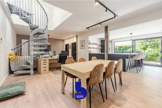 Instapklare en verrassend ruime woning met garage en tal van mogelijkheden in OostendeWelkom in de Manestraat 11, rustig gelegen op de Konterdam, net...