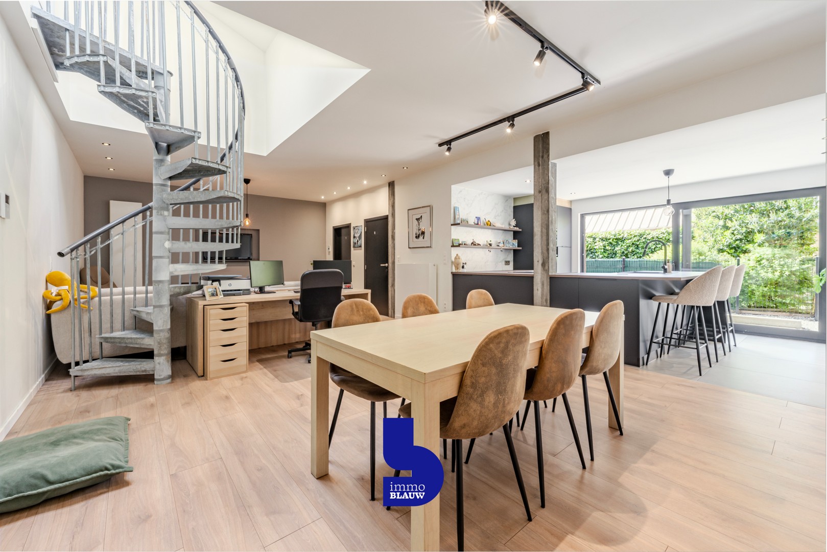 Ruime instapklare woning met grote garage en tuin - foto 2