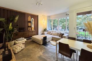 <p>Op zoek naar een instapklaar appartement op een uitzonderlijk gegeerde locatie? Dit charmante éénslaapkamerappartement combineert rust, groen en een uitstekende bereikbaarheid met een volledig gerenoveerd interieur.</p><p> </p><p>De ligging is zonder twijfel één van de grootste troeven. Vanuit het appartement en het westelijk georiënteerde terras geniet je van een prachtig uitzicht over het Vosplein en het groene Ter Boelaertpark. Ook het geliefde Boekenbergpark ligt op wandelafstand. Tegelijk bevindt het appartement zich op minder dan 10 minuten fietsen van station Antwerpen-Berchem, waardoor ook pendelaars hier bijzonder goed zitten. En dit met een A-velo stationnetje voor de deur ben je meteen dorrheen heel Antwerpen!</p><p> </p><p>Het appartement werd in 2025 volledig gerenoveerd en is met veel smaak en aandacht voor detail ingericht. De renovatie omvat onder meer een nieuwe keuken, vernieuwde badkamer en nieuwe vloeren, waardoor je hier zonder verdere investeringen je intrek kunt nemen.</p><p>De leefruimte geniet dankzij de westoriëntatie van een aangename lichtinval en staat rechtstreeks in verbinding met het terras. Hier vormt het uitzicht over het Vosplein en het Ter Boelaertpark elke dag opnieuw een aangename achtergrond.</p><p>De ruime slaapkamer biedt voldoende plaats voor een comfortabel bed en extra kastruimte. Verder beschikt het appartement over een praktische badkamer en een volledig vernieuwde keuken met uniek gasvuur.</p><p> </p><p>Ook praktisch heeft dit appartement heel wat te bieden. In de kelder zijn twee privatieve bergingen inbegrepen en er is een gemeenschappelijke fietsenberging aanwezig. Het appartement maakt deel uit van een kleine en goed beheerde residentie met slechts vijf eigenaars. Dankzij deze kleinschalige structuur zijn de algemene kosten bijzonder laag en is er bovendien geen syndicus, wat zorgt voor een eenvoudige en transparante mede-eigendom.</p><p>Met een gunstig EPC-label B, centrale verwarming op aardgas, een volledige renovatie in 2025, is dit een bijzonder interessante opportuniteit voor wie op zoek is naar een instapklaar appartement op een unieke locatie als fijne plek om zelf te wonen of als interessante investering.</p><p> </p><p>Bezoekdagen (op afspraak)</p><p>📅 Zaterdag 26 september</p>