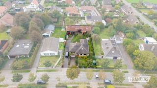 Op een rustige en aangename locatie in Varsenare bevindt zich deze vrijstaande woning met een praktische indeling, zonnige tuin en een ruime loods.<br /><br />Op het gelijkvloers vindt u een lichtrijke leefruimte met aansluitend de eetplaats en keuken. Daarnaast is er een volwaardige slaapkamer en afzonderlijke bureauruimte, die dankzij haar formaat perfect als slaapkamer kan worden ingericht. Verder beschikt het gelijkvloers over twee badkamers, wat zorgt voor extra comfort in het dagelijks gebruik.<br /><br />De eerste verdieping vormt een mooie aanvulling op het gelijkvloers en beschikt over nog twee volwaardige slaapkamers. Een bijkomende troef is dat de woning volledig onderkelderd is. De verschillende kelderruimtes bieden niet alleen veel bergruimte, maar kunnen ook functioneel worden ingericht als atelier, hobbyruimte of andere polyvalente ruimte, volledig afgestemd op uw eigen wensen en behoeften.<br /><br />Ook buiten heeft deze eigendom heel wat te bieden. Het terras sluit aan op een zonnige tuin, waar u in alle rust van de buitenruimte kunt genieten. De ruime loods biedt heel wat mogelijkheden en is ideaal voor zelfstandigen of hobbyisten die op zoek zijn naar extra werk-, opslag- of hobbyruimte.<br /><br />Tot slot beschikt de woning over een EPC-label D, waardoor er bij aankoop geen energetische renovatieverplichting geldt.<br /><br />De woning wordt aangeboden met een vanafprijs, waarbij elk voorstel vanaf deze prijs wordt voorgelegd aan de eigenaars.<br /><br />Interesse? Contacteer Milan via +32 476 31 52 56 of milan@immofrancois.be en plan uw bezoek.<br /><br />