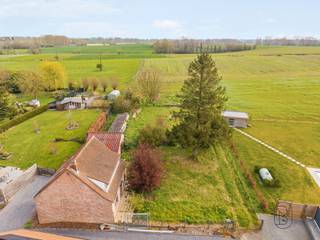 Ontdek deze vrijstaande woning die volledig te renoveren is, gelegen in het charmante dorp Wodecq, rustig gelegen en weg van de weg, met een...