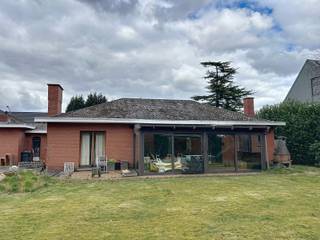 Op zoek naar een woning met potentieel? <br />Deze open bebouwing, gelegen in het rustige Aartselaar en op korte afstand van de A12, biedt tal van mogelijkheden voor wie van een renovatieproject houdt. De woning valt onder de renovatieverplichting die door de Vlaamse overheid wordt opgelegd voor residentiële gebouwen. Dit betekent dat er bepaalde verplichtingen zijn met betrekking tot de renovatie van het pand, die u kunt raadplegen via de volgende link: https://www.vlaanderen.be/een-woning-kopen/renovatieverplichting-voor-residentiele-gebouwen<br /><br />Daarnaast beschikt de woning over een ruime tuin die gericht is naar het zuiden, ideaal voor wie houdt van zon en buitenruimte. Dankzij de strategische ligging nabij de A12 geniet u van vlotte verbindingen naar omliggende steden en voorzieningen.<br />Deze woning biedt de kans om een pand volledig naar eigen wens te renoveren. <br /><br />Bent u geïnteresseerd? <br />Neemt u dan contact met ons op voor meer informatie of een plaatsbezoek!