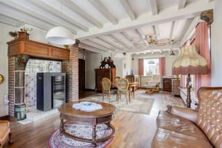 <p><span>Vrijstaande woning met 4 slaapkamers, ruime tuin en garage op een riant perceel van 9a99ca, rustig gelegen nabij het centrum van Maaseik. </span></p><p><span> </span></p><p><span>ALGEMEEN</span></p><ul><li><span>Open bebouwing</span></li><li><span>Bouwjaar: 1970</span></li><li><span>Perceeloppervlakte: 9a99ca</span></li><li><span>Kadastraal inkomen: €1.078</span></li><li><span>Voorzien van hardhouten ramen, gedeeltelijk voorzien van dubbele beglazing, gedeeltelijk enkele beglazing </span></li><li><span>Gedeeltelijk uitgerust met rolluiken</span></li><li><span>Verwarming: stookolie en een pelletkachel in de leefruimte. </span></li><li><span>Gelegen in een rustige, residentiële woonwijk op korte afstand van het stadscentrum van Maaseik</span></li></ul><p><span> </span></p><p><span>INDELING</span><span><br /></span><span>Gelijkvloers:</span></p><ul><li><span>Inkomhal</span><span> met toegang tot de leefruimte, polyvalente ruimte en een vaste trap naar de verdieping.</span></li><li><span>Leefruimte:</span><span> ruime, lichtrijke woonkamer met parketvloer en grote raampartijen die zorgen voor een fijne connectie met buiten. De woonkamer is tevens voorzien van een pelletkachel.  </span></li><li><span>Polyvalente ruimte, momenteel ingericht als zithoek, maar perfect inzetbaar als extra slaapkamer, bureel of hobbykamer. </span></li><li><span>Keuken:</span><span> voorzien van een tegelvloer en toegang tot de kelder. </span></li><li><span>Berging voorzien van</span><span> tegelvloer en aansluiting voor wasmachine en droogkast.</span></li><li><span>Badkamer 1:</span><span> voorzien van een wastafel, inloopdouche en toilet.</span></li><li><span>Sas m</span><span>et toegang tot het overdekte terras en tuin achteraan de woning.</span></li></ul><p><span> </span></p><p><span>Eerste verdieping:</span></p><ul><li><span>Nachthal met </span><span>toegang tot vier volwaardige slaapkamers en een tweede badkamer.</span></li><li><span>Slaapkamer 1 t.e.m. 4:</span><span> allen voorzien van linoleumvloer, inbouwkasten en verwarming.</span></li><li><span>Badkamer 2:</span><span> voorzien van een wastafel, douche, toilet en elektrische handdoekverwarmer.</span></li></ul><p><span> </span></p><p><span>Zolder:</span><span><br />Voorzien van glaswolisolatie – bereikbaar via zolderluik.</span></p><p><span> </span></p><p><span>Kelder:</span><span><br />De woning is gedeeltelijk onderkelderd en ingedeeld in vier praktische ruimtes, allen uitgerust met een gepolierde industrievloer. Hier bevinden zich onder andere de mazouttank (+/- 4800 liter), de CV-installatie en een kruipkelder.</span></p><p><span> </span></p><p><span>Buitenruimte:</span></p><ul><li><span>Voortuin:</span><span> Onderhoudsvrij aangelegd en voorzien van een automatisch hekwerk.</span></li><li><span>Achtertuin:</span><span> zuidelijk georiënteerd en uitgerust met een betegeld, overdekt terras en zitruimte uitgevoerd met rustieke materialen. </span></li></ul><p><span> </span></p><p><span>GARAGE</span><span><br />Vrijstaande garage, voorzien van automatische poort, industrievloer en een gedeeltelijke zolder voor extra opslagruimte.</span></p><p><span> </span></p><p><span> </span></p><p><span>Bent u op zoek naar een ruime en degelijke gezinswoning op een rustige, centrale locatie in Maaseik? Contacteer ons voor meer informatie of een bezichtiging via 089/56.06.91 of verkoop@janssennv.be.</span></p><p><span> </span></p><p><span>De weergegeven impressiefoto’s dienen uitsluitend ter illustratie en geven een mogelijke sfeer en inrichting weer. Hieraan kunnen geen rechten worden ontleend.</span></p><p><span> </span></p>