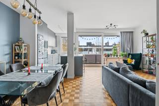 Dit charmante en uitstekend onderhouden appartement ligt op de tweede verdieping van een kleinschalig gebouw, op een bijzonder centrale en levendige locatie. Op slechts enkele stappen sta je in de Fruithoflaan, waar je een ruime keuze aan winkels vindt – waaronder een Delhaize – en dankzij de nabijheid van een velostation, tram, bus en vlotte in- en uitvalswegen ben je in een oogwenk onderweg naar waar je maar wil. Hier woon je met alles écht binnen handbereik.<br /><br /><strong>Indeling:</strong><br />De inkomhal op parket is ruim en beschikt over een apart gastentoilet. Van hieruit heb je toegang tot alle ruimtes, wat zorgt voor een logische, rustige en aangename flow doorheen het appartement.<br /><br />Aan de voorzijde bevindt zich de gezellige, lichtrijke leefruimte, waar het grote schuifraam met vliegenraam je uitnodigt naar het ruime terras. Ideaal voor een koffiemoment in de ochtendzon of een aperitiefje na een drukke dag. De volledig vernieuwde open keuken sluit mooi aan en is uitgerust met een vaatwasser, keramische kookplaat, spoelbak, dampkap en een handige ontbijttoog. Een fijne plek om gezellig te starten aan de dag of samen te koken.<br /><br />De twee ruime slaapkamers liggen aan de achterzijde van het gebouw, zodat je er in alle sereniteit tot rust kan komen. De recent vernieuwde badkamer is uitgerust met een comfortabele bad-in-douche en een stijlvol lavabomeubel. <br /><br />Alsof dat nog niet genoeg is, hoort er ook een ruime, privatieve kelderberging bij, ideaal voor extra opslag of seizoensspullen.<br /><br />Heb jij ook interesse in dit toffe appartement? Neem dan met ons contact op voor een bezoek ter plaatse. <br /><br />Troeven van dit pand: <br />Instapklaar en met zorg onderhouden<br />Centrale, vlot bereikbare ligging<br />Ruim terras aan de leefruimte en gezellig balkon achteraan<br />Vernieuwde keuken en badkamer<br />Extra praktische berging én privatieve kelder