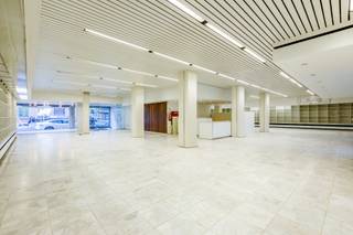 Deze aangename handelsruimte van maar liefst 450m² is gelegen op een commerciële topligging in het centrum van Sint-Niklaas. Het pand bevindt zich...