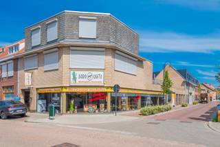 De winkel is gelegen langs de hoofdverkeersader van Baarle-Hertog, op de hoek van de Molenstraat en de Kapelstraat.<br />Het pand heeft een bruikbare oppervlak van 370 m2, met o.a.:<br /><br />Toonzaal van totaal 260 m2, met airco en maar liefst 32 meter etalage.<br />Een Kantoorruimte van 12 m2<br />Een keuken van 17 m2<br />Een garage/opslag van 34,2 m2<br /><br /><br />Inrichting<br />Via de Molenstraat betreedt u de toonzaal langs de dubbele glazen deuren. De toonzaal heeft langs volledig straatzijde ramen als etalage en is voorzien van de nodige aankleding (tapijt en ophangsystemen), convertorputten en 3 binnen units van de airco.<br /><br />Halverwege vindt u een doorgang naar extra toonruimte met het kantoor aan de straatzijde met veel lichtinval en aan de andere zijde de private keuken voorzien van kitchenette en aparte toiletruimte.<br /><br />Aan de achterzijde van de toonruimte is een doorgang naar de opslag/garage. Deze is verbonden aan de Kapelstraat met een sectionaalpoort.<br /><br />Technische installaties<br />De toon zaal is voorzien met convector radiatoren geïntegreerd in de vloeren én airco, bestaande uit 3 binnen units.<br /><br />Kosten<br />De huurprijs bedraagt € 2.500,- per maand (€ 81,- /m2/jaar).<br /><br />De service kosten bedragen € 40,- p.m. en zijn een provisie voor de kosten van het onderhoud van de technische installaties en het waterverbruik. De kosten voor elektriciteit en gasverbruik zijn niet inbegrepen in de huur of service kosten.<br /><br />Beschikbaarheid<br />De winkel is vanaf 1 september 2025 beschikbaar en is geschikt voor detailhandel.<br /><br />Het goed wordt verhuurd als commerciële ruimte conform de handelshuurwet.<br /><br />Indien u interesse of vragen heeft, neem dan contact op via de website: https://domein-beheer.be/.