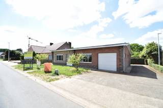 Laagbouwwoning met 3 slaapkamers op een perceel van 650 m² en tuin nabij het centrum van Kasterlee. De woning omvat; een mooie inkomhal die...