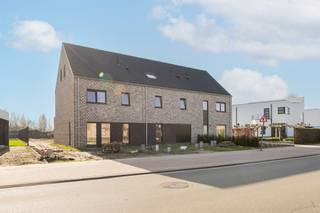 Gezinsvriendelijk wonen in het groene Tisselt. <br /><br />Op zoek naar een comfortabele en energiezuinige woning voor je gezin? In een rustige en kindvriendelijke buurt in Tisselt vind je deze moderne nieuwbouwwoningen, met een vlotte verbinding naar Mechelen, Brussel en Antwerpen.<br /><br />De woningen zijn praktisch ingedeeld en bieden alle ruimte voor het dagelijkse gezinsleven. Je geniet van een lichtrijke leefruimte met open keuken, een handige berging en een gastentoilet. De zonnige tuin met zuidwestelijke oriëntatie is ideaal om buiten te spelen en te ontspannen.<br /><br />Op de verdieping zijn er drie volwaardige slaapkamers en een volledig uitgeruste badkamer met ligbad, douche en dubbele lavabo. De tweede verdieping, bereikbaar via vaste trap, is ideaal voor stockage en verleent zich tot extra slaapkamer(s).<br /><br />Bovendien heb je in deze fase nog inspraak in de afwerking van keuken, badkamer en vloeren, zodat je de woning volledig kan afstemmen op jouw gezin.<br /><br />Daarnaast woon je hier energiezuinig dankzij zonnepanelen, sterke isolatie en hoogrendementsglas.<br /><br />Onder bepaalde voorwaarden is jouw aankoop mogelijk aan het verlaagde btw-tarief van 6%.<br /><br />Interesse om meer te ontdekken over dit unieke woonproject? Plan nu direct jouw afspraak via de website van Malines-Group en ontdek zelf al de troeven van deze knappe woningen.