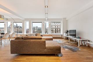 Dit stijlvolle appartement biedt een ideale combinatie van comfort en investering. Gelegen op een toplocatie, heb je een prachtig uitzicht op de Opera, het vernieuwde Operaplein en de Antwerp Tower, met winkels, restaurants en openbaar vervoer op loopafstand.<br /><br />De ruime woonkamer met hoge plafonds en houten vloeren biedt veel natuurlijk licht en een open, moderne sfeer. De volledig uitgeruste keuken beschikt over een kookeiland, inductiekookplaat, oven, vaatwasser en ingebouwde koelkast. De loft-slaapkamer is discreet gescheiden en heeft een verborgen dressing.<br /><br />De recent gerenoveerde badkamer heeft een ligbad, wastafel, toilet en ruimte voor wasmachine en droger. Het appartement is bereikbaar via een beveiligde deur en heeft dubbele beglazing voor extra comfort.<br /><br />Met de Meir en Rooseveltplaats om de hoek, is dit appartement de perfecte keuze voor wie het stadsleven wil ervaren.<br /><br />EPC : 176 kWh/m² - Vg - Wg - Gmo - Gvkr - Gvv