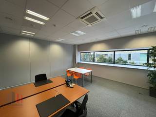 Deze kantoorruimte van 34 m² is gelegen in een modern ondernemingscentrum met een uiterst strategische ligging langs de N9, op slechts 50 meter van...