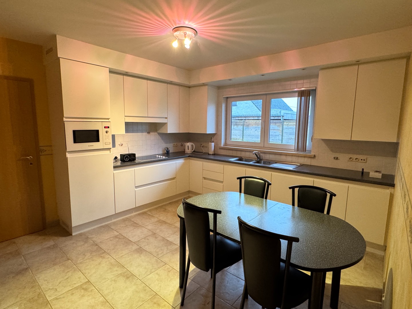 Charmante bungalow met grote tuin - foto 4