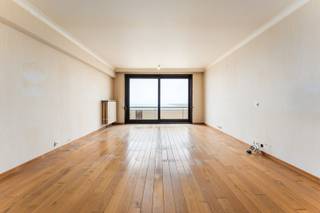 Te renoveren appartement met zeezicht – Residentie Zeewende, Zeebrugge<br />Dit ruime appartement op de zesde verdieping van residentie Zeewende beschikt over een bewoonbare oppervlakte van 88 m² en biedt een prachtig uitzicht op het strand en de zee.<br />Indeling:<br />Inkom- en nachthal<br />Lichtrijke woonkamer met halfopen keuken<br />Afzonderlijk toilet<br />Badkamer met ligbad<br />Twee volwaardige slaapkamers met toegang tot het achterliggende terras<br />Ruime berging<br />Privatieve kelderberging<br /><br />Het appartement is toe aan een grondige renovatie, maar biedt dankzij zijn ligging, indeling en uitzicht een uitstekende basis om uw droom aan zee te realiseren – als vaste woonst of tweede verblijf.