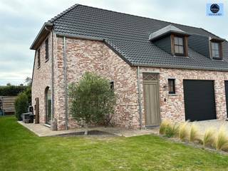 <p><span>INSTAPKLARE ENERGIEZUINIGE GEZINSWONING IN SCHENDELBEKE</span></p><p><span>Richtprijs : 450.000 euro</span></p><p><span> </span></p><p><span>Deze halfopen bebouwing van 2018 bevindt zich in een leuke, recente verkaveling op een toplocatie, op wandelafstand van het station.</span></p><p><span>De lichtrijke leefruimte met openkeuken sluit naadloos aan op de mooie tuin, ideaal voor gezellige avonden en familiemomenten.</span></p><p><span>Eveneens is er een ruime garage op de benedenverdieping aanwezig.</span></p><p><span>Op de 1</span><span><sup>ste</sup></span><span> verdieping zijn er 3 kamers en een luxueuze badkamer met inloopdouche en bad.</span></p><p><span>Extra troeven :  - 10 zonnepanelen</span></p><p><span>                               - Epc label A</span></p><p><span>PERFECTE INSTAPKLARE WONING!!!</span></p><p><span> </span></p><p><span>Aarzel niet en bel 0475/51.40.73 of email info@svena.be.</span></p><p><span>Stedenbouwkundig uittreksel/inlichtingen in aanvraag!</span></p><p><span>Deze gegevens zijn louter informatief en wij kunnen niet aansprakelijk gesteld worden voor eventuele onjuistheden.</span></p><p><span>De bewoonbare oppervlakte is slechts indicatief.</span></p><p><span> </span></p>