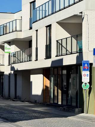 Op de 1ste verdieping van Residentie De Platse bevindt zich dit recente (bouwjaar 2025) en instapklare appartement.Het appartement bestaat uit: lift...