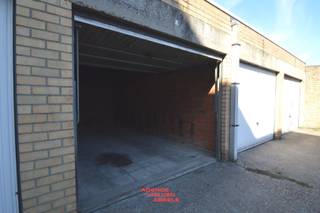 In de Klaverstraat, net aan de ring van Brugge en de verbindingstraat tussen de Sint-Jorisstraat en de Ezelstraat vinden we deze garagebox terug.<br />Deze ligt in een garagecomplex ter hoogte van huisnummer 41. De garagebox is voldoende ruim en voorzien van een kantelpoort en verlichting.