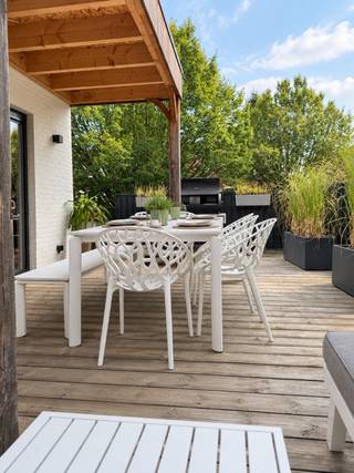 <p>Ontdek dit hoogwaardig gerenoveerde en volledig instapklare appartement van ca. 86 m², gelegen in de rustige Wolfbeemdstraat in Wilrijk. De woning combineert een stijlvolle hedendaagse inrichting met kwalitatieve materialen, warme parketvloeren en een doordachte afwerking doorheen het volledige appartement.</p><p>De open leefruimte vormt het hart van de woning. De hypergeïnstalleerde keuken met kookeiland loopt naadloos over in de eet- en zithoek en vormt samen met de grote raampartijen een aangename, lichtrijke en ruime leefomgeving. De parketvloer loopt mooi door in de leefruimte en slaapkamers en zorgt voor een warme, rustige uitstraling.</p><p>Het appartement beschikt over twee slaapkamers, een stijlvol afgewerkte badkamer met ruime inloopdouche en dubbele wastafel, een afzonderlijk toilet en een praktische berging.</p><p>De absolute blikvanger is het uitzonderlijk ruime terras van ca. 30 m². Er is voldoende plaats voor een grote eettafel én comfortabele lounge, met daarnaast een overdekt gedeelte waar je indien gewenst beschut kan zitten.</p><p>Ook op technisch vlak is het appartement uitstekend uitgerust. De woning beschikt over 8 zonnepanelen van 440 Wp (3,52 kWp) met hybride omvormer, centrale verwarming op aardgas en airconditioning voor koele zomerdagen. Dankzij de dubbele beglazing en de ligging met drie gevels geniet de woning bovendien van veel natuurlijke lichtinval. Het appartement beschikt over een EPC-label B met een score van 104 kWh/m²/jaar.</p><p>Verder beschikt de woning over een private kelderberging en een gemeenschappelijke fietsenstalling. De kleinschalige VME telt slechts drie eigenaars en heeft geen externe syndicus.</p><p>Een uniek, hoogwaardig afgewerkt en volledig instapklaar appartement waar ruimte, licht, comfort en een uitzonderlijke buitenruimte samenkomen. Een woning die je niet alleen moet zien, maar vooral moet ervaren.</p>