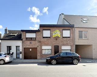 Woning op een centrale ligging in Beveren, met drie slaapkamers en een ruime garage.<br /><br />Bij het binnenkomen komt u in de leefruimte, voorzien van een gaskachel. Aansluitend bevindt zich de keuken, voorzien van voldoende kastruimte, een oven en een kookvuur. De keuken wordt ook verwarmd met een gaskachel. Verder beschikt het gelijkvloers over een wasplaats, extra berging en een ruime garage. Achteraan is er een verzorgd aangelegde koer.<br />Op de verdieping komt u in de badkamer, voorzien van bad met douchemogelijkheid, lavabomeubel en toilet. Deze geeft toegang tot twee slaapkamers. Via één van deze slaapkamers bereikt u de derde en laatste slaapkamer.<br /><br />De woning bevindt zich in de Bijlstraat, een centrale ligging in Beveren. Winkels, scholen, horeca en openbaar vervoer bevinden zich in de nabije omgeving, terwijl ook de belangrijkste verbindingswegen vlot bereikbaar zijn.<br /><br />Voor deze woning geldt de renovatieverplichting, aangezien de woning momenteel over een EPC-label E beschikt.<br /><br />Interesse? Plan dan snel uw bezoek in via info@immo-jet.be of neem contact met ons op via 03 775 44 10.