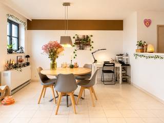 ruim en instapklaar appartement in hartje Diksmuide<br />op wandelafstand van de Grote Markt<br />nabij winkels, scholen, sportaccommodatie, e.d.<br /><br />heel netjes onderhouden<br />gelegen op de 2de verdieping, lift aanwezig<br />appartement van 80 m² en terras van 3,5 m²<br /><br />omvattende een ruime inkom-/nachthal, mooie en klare living, ingerichte keuken met aansluitend een ruime berging, ingerichte badkamer, apart toilet, 2 volwaardige slaapkamers en terras<br /><br />met mogelijkheid tot het bijkopen van een garage