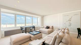 <span>Klassevol en luxueus ingericht 3-slpk. appartement met FRONTAAL zeezicht, gelegen op de Zeedijk, aan het Rubensplein...</span><br /><br /><span>Samenstelling: Inkomhal met gastentoilet en vestiaire. Ruime woonkamer met open haard, en open zicht op zee en over het Rubensplein. Open keuken met keukeneiland en gezellig ontbijthoekje. Eetkamer. Berging voor wasmachine en droogkast. </span><br /><span>Er zijn 3 slaapkamers. 2 Slaapkamers geven uit op een zonnig terras aan de achterzijde. </span><span>De hoofdslaapkamer</span><span> beschikt over een eigen douchekamer. Aparte douchekamer voor de 2 andere kamers. 3e slaapkamer waar momenteel een stapelbed is met een bureauhoekje. </span><br /><br /><span>Privatieve kelder en een fietsenberging in de residentie. Mogellijkheid tot overname meubilair!</span>