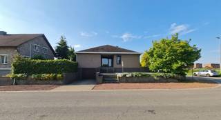 <p><span>In Meewijk, een groene en residentiële omgeving mogen we u deze bungalow woning met inpandige garage aanbieden. </span></p><p><span> </span></p><p><span> </span></p><p><span>Op de hoek van de Vlasstraat met de Burgemeester-Bovenstraat treffen we deze gelijkvloerse woning aan. Als pluspunt biedt dit extra veel parkeermogelijkheden en een betere bereikbaarheid van de woning. </span></p><p><span> </span></p><p><span>Deze woning bevindt zich op een perceel van 5a40ca en heeft een bewoonbare oppervlakte van maar liefst 218m2.</span></p><p><span> </span></p><p><span>Via de centrale inkomhal kan u alle leefruimtes bereiken. Zo bevinden zich aan de linker zijde van de woning 3 ruime slaapkamers en aan de rechterzijde de leefruimte met zit een eetgedeelte met aansluitend een zeer ruime recent vernieuwde keuken.</span></p><p><span>De keuken geeft op zijn beurt toegang tot de gezellige veranda met naastliggend een zeer ruim buitenterras. </span></p><p><span>Voor wie geniet van een kleine maar gezellig tuin, is deze aansluitend aan het terras terug te vinden en loopt deze door aan de zijkant van het woning. </span></p><p><span> </span></p><p><span>Bovendien is deze woning voorzien van zeer grote raampartijen waardoor u van veel lichtinval kunt genieten in elke ruimte. </span></p><p><span> </span></p><p><span>Ook een gastentoilet en een badkamer ontbreken natuurlijk niet. Deze laatste beschikt over een bad en een wasmeubel. </span></p><p><span> </span></p><p><span>Een zeer groot pluspunt is dat de woning volledig onderkelderd is. Aan plaats, zeker geen gebrek! Bovendien is de inpandige garage met sectionale poort in dit gedeelte terug te vinden.</span></p><p><span><br />Weetjes: <br />- verwarming op stookolie  <br />- zeer ruime inpandige garage - sectionale poort - volledig onderkelderd <br />- zeer rustig en landelijke ligging <br />- hoekperceel = dubbele oprit en gemakkelijke bereikbaarheid<br />- bijna overal rolluiken - deels elektronisch, deels handmatig <br /><br />Kortom : een zeer ruime gelijkvloerse gezinswoning met veel potentieel. Waar wacht u nog op?<br /><br />Graag overtuig ik u met een bezoek ter plaatse. U kan ons hiervoor contacteren op het nummer 0484.35.70.67 per email naar <span>Carolien@jemar.be</span></span></p><p><span> </span></p>