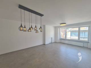 <p><span>Prachtig smaakvol gerenoveerd 2 slaapkamer appartement met mooie ligging in een rustige woonwijk in centrum Leuven.</span></p><p><span>Dit appartement is makkelijk bereikbaar met de lift en heeft een luk uitzicht van op de 3e verdieping.<br /><br />Het appartement heeft een ruime inkom met vestiaire en een apart toilet. <br />Er is en mooie, lichtrijke leefruimte met veel plaats voor een zithoek, een eetplaats en eventueel zelfs een hobbyhoek/bureau ruimte.</span></p><p><span><br />De keuken is voorzien van allerhande handige ingebouwde toestellen ( Afwasmachine, frigo, diepvries, inductie kookplaat met ingeboude dampkap, wastafel, oven )<br />Alsook is deze keuken voorzien van veel opslag ruimte en geeft uit op een mooi terras.<br />Er zijn 2 ruime slaapkamers aan de achterkant van het gebouw dus het is er zeer gunstig om rustig te slapen.<br />De badkamer is voorzien van een mooie wastafel, een inloop douche, een handdoeken verwarming.</span></p><p><span>Er is een wasplaats met plaats voor wasmachine en droogkast.</span></p><p><span> </span></p><p><span>Beneden in het gebouw is er een kelder met extra opslagplaats.<br /></span><span>Parkeren kan in straat met een parkeerkaart.</span><span><br />Beschikbaar vanaf 1/9/2026 voor lange duur. <br />Dit appartement is </span><span>niet</span><span> bemeubeld.<br />De gemeenschappelijke lasten bedragen 150€ per maand.<br />Deze lasten zijn inclusief een voorschot voor verbruik van verwarming.<br />Al het verbruik is ten laste van de huurder.<br /><br />Interesse? Vraag uw bezoek aan via onze website.</span></p><p><span> </span></p>
