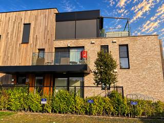 <strong>Nieuwbouw 2-slaapkamer appartement met terras, gelegen op de 1e verdieping nabij het centrum van Veerle Laakdal.</strong><br /><br /><span><strong>Indeling</strong></span><br />+ Inkomhal met vestiaireruimte met ruime inbouwkast<br />+ Open leefruimte bestaande uit zitruimte, volledig geïnstalleerde open keuken en eetruimte<br />+ Berging/wasplaats met uitgietbak<br />+ Nachthal<br />+ Apart toilet met handenwasser<br />+ Badkamer met inloopdouche en badkamermeubel (inbouwkranen in douche)<br />+ 2 slaapkamers<br />+ Terras (zuidwest georiënteerd) van ca. 12 m², grenzend aan de leefruimte<br /><br /><span><strong>Energie & technieken</strong></span><br />+ EPC: 24 kWh/m²/jaar - Label A met UC: 13053-G-DBA_2017028537/EP10894/A001/D01/SD007<br />+ Centrale verwarming via vloerverwarming (ook in de slaapkamers!) op basis van een geothermische warmtepomp!! <br />+ Zowel verwarming als koeling mogelijk. <br />+ E- peil <= 20!<br />+ Balansventilatie systeemtype D met warmterecuperatie.<br /><br /><span><strong>Extra troeven</strong></span><br />+ Autostaanplaats met aansluitend een berging van 10m² in ondergrondse parkeergarage inbegrepen in de huurprijs<br />+ De kosten voor elektriciteit zullen o.w.v. zonnepanelen minimaal zijn. <br />+ Traag laadpunt voorzien aan parkeerplaats, aangesloten op de zonnepanelen.<br />+ Lift aanwezig in het gebouw.<br />+ Appartement is volledig geschilderd en is overal voorzien van verlichting<br /><br /><em><strong>Het nieuwbouwproject heeft een zeer centrale ligging, op wandelafstand van alle winkels, scholen, openbaar vervoer en het beschikt tevens over een goede bereikbaarheid via de autostrade.</strong></em>