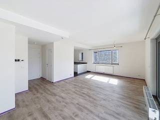 <p>WATERLOO, à deux pas du quartier Mont-Saint-Jean, à proximité immédiate des commerces, écoles et transports, découvrez ce bel appartement de ±108m² (selon PEB), situé au rez-de-chaussée d’un immeuble récent avec jardin privatif. Il se compose comme suit : hall d’entrée, agréable séjour avec accès à une terrasse / jardin orientés Sud-Ouest , cuisine ouverte hyper équipée, une chambre avec sa salle de douche et son dressing, wc. Une cave avec accès direct à l'appartement. Disponible le 01/09/2026. PEB B. Emplacement de parking inclus dans le loyer. Provision de charges : 150€/mois (communs). Local vélo. Local Poubelles. Mesures données à titre indicatif.</p>
<p><u>Au rez-de-chaussée</u>:</p>
<ul>
<li>Hall d’entrée</li>
<li>Séjour avec accès à une terrasse / jardin privatif orientés Sud-Ouest</li>
<li>Cuisine ouverte de ±8m² hyper équipée + débarras</li>
<li>Une chambre avec sa salle de douche (douche, double lavabo, wc) et dressing</li>
<li>WC</li>
<li>Cave</li>
</ul>