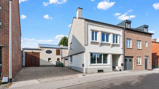 RIEMST - Woonhuis met studio, paardenstallen en loods<br /><br />KIJKDAG: WOENSDAG 30/9/2026 van 15u-17u (enkel op afspraak)<br /><br />In een rustige straat in Riemst bevindt zich deze halfopen bebouwing die werd ingedeeld in twee afzonderlijke wooneenheden, bestaande uit een studio op het gelijkvloers en een ruimere woning op de eerste en tweede verdieping. <br />Daarnaast beschikt het geheel over een ruime loods met paardenstallen, een zadelkamer, hooizolder en bijkomende bergruimte, aangevuld met een paddock.<br /><br />Op het gelijkvloers bevindt zich een afzonderlijke studio met een keuken, badkamer, leefruimte en een aansluitende slaapkamer. Deze ruimte biedt verschillende mogelijkheden en kan eventueel verhuurd worden. De studio dient wel gerenoveerd te worden en beschikt momenteel over een EPC-label F.<br /><br />De eigenlijke woning bevindt zich op de eerste en tweede verdieping en biedt een aangename en ruime woonomgeving. Op de eerste verdieping vinden we een ruime leefruimte met zithoek en eetplaats, een ruime keuken met aansluitende berging, een badkamer en een afzonderlijk toilet. De tweede verdieping omvat een kleinere kinderkamer en een grote slaapkamer met terras.<br />Dit gedeelte wordt momenteel verhuurd tot maart 2027.<br /><br />Een absolute troef van deze eigendom is de ruime loods, die rechtstreeks aansluit bij de woning. De loods beschikt over drie paardenstallen, een zadelkamer en heel wat bijkomende opbergruimte. Boven de loods bevindt zich een ruime hooizolder die rechtstreeks verbonden is met de eerste verdieping van het woonhuis. <br />Ook buiten biedt deze eigendom heel wat mogelijkheden. Er is voldoende parkeergelegenheid rondom de woning, en er is een paddock voor de paarden. Daarnaast bestaat er de mogelijkheid om een verderop gelegen weiland te huren.<br /><br />Verdere informatie of interesse in een bezoek? U kan ons steeds contacteren op 053/60 65 66!