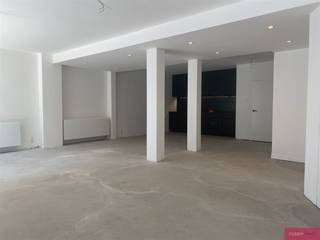 <p><span>Espace de bureau rénové, rez-de-chaussée.</span></p><p><span>Situé dans le quartier de Markgrave, sur l'axe de liaison entre Jan Van Rijswijcklaan et Brederodestraat, nous vous proposons cet espace de bureau au rez-de-chaussée. </span></p><p><span>Il s'agit d'un espace d'environ 70m² avec une belle lumière et un accès direct depuis la rue. Actuellement, l'espace est divisé en plusieurs cabines's/rooms, les cloisons peuvent facilement être enlevées en accord avec le propriétaire.</span></p><p><span>L'espace dispose d'une cuisine entièrement équipée. A l'arrière, il y a un vestiaire avec des toilettes séparées équipées d'un lave-mains et une salle d'archives (7m²). L'espace est idéal pour un bureau ouvert en îlot, une profession libérale et/ou un cabinet de kinésithérapie par exemple. L'espace avant est équipé de connexions réseau.</span></p><p><span>Compteurs/connexions propres pour l'eau, le gaz et l'électricité. Taxe foncière à la charge du locataire, provision €100,00/mois.</span></p><p><span> </span></p>