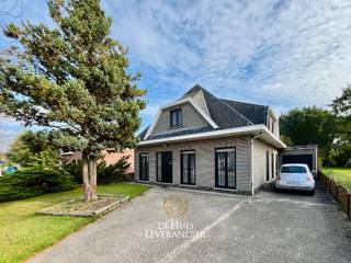 Welkom in deze woning in Kontich, een plek waar elke ruimte een verhaal vertelt en waar je meteen voelt: hier kan ik thuiskomen. Deze open bebouwing ligt in een rustige, groene straat in Kontich – net ver genoeg van de drukte om tot rust te komen, maar toch heerlijk dichtbij alles wat het leven gemakkelijk maakt. <br />Het is een woning met karakter, oerdegelijk gebouwd en klaar voor een nieuw hoofdstuk… misschien wel dat van jou.<br />Bij het binnenkomen valt meteen het gevoel van ruimte en licht op. De leefruimte ademt gezelligheid — het soort plek waar je op koude dagen de warmte van het huis voelt nog voor het vuur aan is. De keuken kijkt uit over de tuin, waar de ochtendzon zacht binnenvalt tijdens het ontbijt. De tuin zelf is een oase van rust, met een ideale zuidelijke oriëntatie. Kinderen die buiten spelen, vrienden die blijven hangen bij de barbecue of gewoon jij, met een goed boek en een kop koffie… het kan allemaal.<br />De woning biedt ook heel wat vrijheid in invulling. De bureau op het gelijkvloers kan opnieuw een gezellige werkplek worden voor zelfstandigen, een speelkamer voor de kinderen of misschien wel een extra slaapkamer. Boven zijn er drie ruime slaapkamers en een badkamer die wacht op een frisse toets. En dan is er nog de zolder — een plek met potentieel, waar dromen vorm kunnen krijgen. Dit huis is niet af, maar dat is net zijn kracht: het biedt ruimte om jouw verhaal te laten groeien.<br />De ligging maakt dit huis extra bijzonder. De Wildemansstraat is een rustige straat waar buren elkaar nog kennen en groeten. Je woont er omringd door groen, met wandel- en fietsroutes vlakbij, maar ook met een vlotte verbinding naar Antwerpen en Mechelen. Scholen, winkels en gezellige eetplekjes zijn slechts enkele minuten verwijderd — alles wat je nodig hebt om comfortabel te wonen, ligt binnen handbereik.<br /><br />Bij de Huisleverancier geloven we dat een huis meer is dan baksteen en beton. Het is de plek waar kleine momenten groot worden — waar kinderen hun eerste stapjes zetten, waar vriendschappen ontstaan, waar je ’s avonds thuiskomt en denkt: het is goed zo. Deze woning heeft dat in zich. Ze wacht op iemand die er opnieuw leven in blaast, die warmte brengt tussen haar muren en die van dit huis weer een echte thuis maakt.<br /><br />Voel jij het ook kriebelen? Bel de Huisleverancier vandaag nog voor een bezichtiging en ontdek zelf hoe dit huis aanvoelt. Misschien is dit wel het begin van jouw nieuwe thuisverhaal.<br /><br />EPC : 817 kWh/m2 (Label F = renovatieplicht)<br />Stedenbouwkundige inlichtingen in aanvraag<br />Waterinfo : P-Score = A, G-Score = A<br /><br />Dit is niet wat je zoekt ? Al gehoord van AANKOOPBEGELEIDING ? Wij zoeken, bezoeken en onderhandelen mee met jou voor eigendommen die worden aangeboden door particulieren, andere makelaars of eigendommen die zelfs (nog) niet te koop staan?<br />Vraag meer informatie over aankoopbegeleiding via welkom@dehuisleverancier.be of 0489/069.000<br /><br />de Huisleverancier : Persoonlijk, voor iedereen Service, Kwaliteit en Vertrouwen !<br />