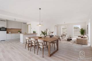 Energiezuinige nieuwbouwwoning (verkoop onder registratierechten!) met 3 slaapkamers, oprit en zonnige tuin!Rustig gelegen, energiezuinig en helemaal klaar om jouw thuis te worden! Deze mooie halfopen bebouwing combineert hedendaags wooncomfort met een praktische indeling en tal van energiezuinige troeven. Bovendien is aankoop onder registratierechten mogelijk, wat deze woning extra interessant maakt voor wie op zoek is naar een nieuwbouwwoning.Bij het binnenkomen vind je een inkomhal met apart toilet, die leidt naar een aangename en lichtrijke leefruimte. De open keuken vormt het hart van de woning en biedt de koper nog de mogelijkheid om zelf inspraak te hebben in de verdere afwerking. Aansluitend is er een praktische berging/wasplaats.Op de eerste verdieping bevinden zich een ruime overloop, 3 slaapkamers, een badkamer met lavabo en inloopdouche en een apart toilet. Daarnaast beschikt de woning over een zolder, ideaal als extra bergruimte.Buiten geniet je van een eigen oprit en een aangelegde, zonnige tuin met terras, perfect om heerlijk te ontspannen of gezellig te genieten met familie en vrienden.Troeven:Nieuwbouw (aankoop onder registratierechten), vloerverwarming (warmtepomp), dubbele beglazing, conforme elektriciteit, 15 zonnepanelen, + batterij, regenput (10.000L), energiezuinig!Ben je op zoek naar een instapklare nieuwbouwwoning ? Dan is deze woning absoluut een bezoekje waard!Bezoek na afspraak met Immo Beguin: tessa@immobeguin.be