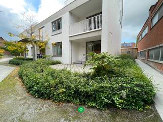 Dit appartement is gelegen in een rustige residentie pal in de dorpskern van Rumbeke. Het centrum van Roeselare, winkels, de autosnelweg en...