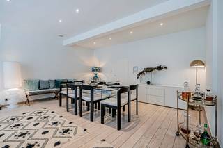 Info en bezichtiging: 02 315 51 71<br />AUDERGHEM – In de zeer gewilde wijk Chant d’Oiseau, op een steenworp afstand van het park, biedt We Invest u deze prachtige, lichte duplex met 3 slaapkamers aan.<br />Meteen bij binnenkomst wordt u verleid door een hal met apart toilet die leidt naar het slaapgedeelte, bestaande uit een ruime slaapkamer van 22 m² met aangrenzende badkamer en douche, evenals twee andere slaapkamers van 14 m² en 11 m² en een tweede badkamer.<br />Op de benedenverdieping vindt u een prachtige, lichte woonkamer van meer dan 70 m², verfraaid door een open gashaard. Deze komt uit op een ingerichte keuken met kookeiland, aangevuld met een praktische bijkeuken.<br />De woonruimte geeft toegang tot een terras op het zuiden, met een aangenaam uitzicht op een groene binnenplaats. De woning beschikt ook over veel opbergruimte en een aangrenzende garage, een echt pluspunt in deze wijk.<br />Appartement in uitstekende staat, EPC E en elektriciteit conform de normen.<br /> Een zeldzame woning die u niet mag missen! Voor meer exclusieve aanbiedingen, bezoek www.weinvest.be