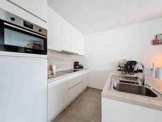 In de Rozendalstraat te Veurne vinden we dit ruim en lichtrijk gelijkvloersappartement (98m²) met 2 slaapkamers, ondergrondse staanplaats...