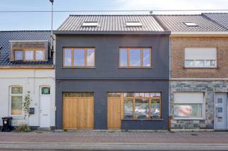 De woning geniet van een uiterst centrale ligging met winkels, scholen, openbaar vervoer en belangrijke invalswegen op korte afstand. Dankzij de lichte leefruimtes en de aangename indeling biedt deze woning een comfortabele thuis voor gezinnen die op zoek zijn naar ruimte en woonkwaliteit.
Bij het betreden van de woning valt meteen de mooie natuurlijke lichtinval op. De ruime leefruimte sluit naadloos aan op de volledig ingerichte keuken. Met maar liefst vier volwaardige slaapkamers en twee badkamers beschikt deze woning over alle comfort voor een groot gezin, thuiswerkers of wie graag extra ruimte heeft.
Bovendien is de woning bijzonder energiezuinig met een gunstige EPC-score B en beschikt ze over een conforme elektrische installatie, wat zorgt voor extra gemoedsrust voor de toekomstige eigenaar. Een kleine opfrissing naar eigen smaak, zoals een likje verf, volstaat om van deze woning uw droomwoning te maken.
Achteraan bevindt zich een aangename tuin met een vrijstaande garage, een absolute meerwaarde voor wie nood heeft aan extra bergruimte, een hobbyruimte of een veilige parkeerplaats. Voor wie groene vingers heeft, biedt de tuin bovendien heel wat mogelijkheden: er is een praktische moestuin aanwezig en dankzij de volwassen bomen zijn er verschillende aangename plekjes waar u op warme dagen natuurlijke schaduw kunt opzoeken. Een heerlijke buitenruimte om te tuinieren, te ontspannen en volop van het groen te genieten.
Contacteer ons vandaag nog voor een bezoek en ontdek zelf de vele troeven van deze mooie woning in Zwijnaarde.
Exclusief te koop aangeboden via de Oximo online verkoopsprocedure. Voor registratie en aanvaarding van de verkoopsvoorwaarden zie www.oximo.be.