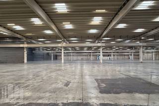 Excellent industrial property for rent, offering a total warehouse surface of 11,140 m² and 116 m² of office space. This strategic location along the N26, between Brussels and Leuven, ensures excellent accessibility with direct connections to the E19 towards Antwerp and Brussels.<br /><br />The warehouse features a floor load capacity of 5 T/m², is equipped with 6 loading docks and 3 ground-level doors, and offers a clear height between 6 and 7 metres.<br /><br />The site provides ample parking and manoeuvring space, significantly enhancing its logistics potential.<br />Available from 01/02/2026.<br /><br />Please contact <strong>PANORAMA B2B</strong> for further information or to arrange a non-binding site visit on <strong>+32 479 70 70 70.</strong>