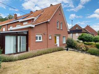 <p>Deze sfeervolle hoekwoning met 3 slaapkamers en bureau is gelegen in het pittoreske Otegem. De woning is ideaal gelegen voor wie op zoek is naar rust maar toch dichtbij alle handelszaken en het centrum wil wonen! De ruimte rond de woning geeft een gevoel van privacy en vrijheid, wat deze plek bijzonder aantrekkelijk maakt. U kunt de woning nog volledig naar eigen smaak en wensen inrichten. Met de juiste visie kan deze hoekwoning worden getransformeerd tot een echt pareltje! Mis deze unieke kans niet om deze woning in Otegem te kopen en er uw droomhuis van te maken. De indeling van de woning is als volgt: aparte inkom met gastentoilet (handwasser), living, ingerichte keuken (inductie kookplaat, dampkap, oven, microgolf, frigo en vaatwasser (alle toestellen Miele), wasruimte, veranda en kelder. Op de verdieping bevinden zich 3 slaapkamers, een bureau en een badkamer (inloopdouche, toilet en lavabo). Zolder (bereikbaar via een spooktrap). Overal dubbele beglazing.</p>