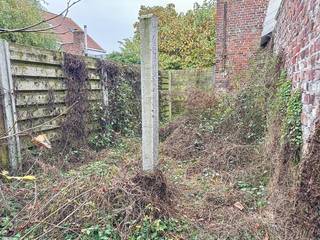 Deze woning ligt in het pittoreske kunstdorp Watou. De woning is totaal te renoveren en mag niet gesloopt worden. In de buurt vindt u diverse restaurants, een supermarkt en een marktpleintje.