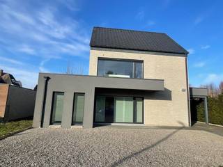 <p><span>Deze woning heeft het allemaal: een topligging, een geweldige look, perfect EPC, een grote tuin en carport voor de auto. Bovendien is ze verwarmd op warmtepomp en is het verbruik miniem. Een laat ons al die thuiswerkers niet vergeten die de keukentafel beu zijn: er is een apart bureel op het gelijkvloers. De inkomhal is voorzien van een vestiairekast en toilet. De living is erg ruim en geeft een open gevoel door de prachtige vide. De keuken is een pareltje en tevens is ze verbonden met een handige berging. Boven zijn er op het eerste verdiep de master bedroom met dressing en badkamer en op zolder werd er een tweede XL kamer afgewerkt met aparte badkamer. De ene heeft een bad, de andere een douche. Voor elk wat wils. Een toppand op wandelafstand van het station, het centrum en de E40 richting Luik-Leuven!</span></p>