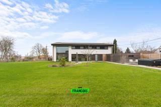 Ontdek deze uitzonderlijke BEN-villa, rustig gelegen in een doodlopende straat en toch centraal, met een open verzicht en een schitterend aangelegde zuidgerichte tuin.<br /><br />Via de inkomhal met gastentoilet en vestiaire komt u binnen in een bijzonder lichtrijke leefruimte met eet- en zithoek. De volledig uitgeruste open keuken sluit naadloos aan en beschikt over een praktische berging. Daarnaast is er een aparte was-/bergplaats met zij-ingang naar de tuin.<br /><br />Op de eerste verdieping bevinden zich 3 volwaardige slaapkamers, een bureelruimte en een nachthal met ingemaakte kasten over de volledige lengte. Verder zijn er een technische ruimte en een bergzolder aanwezig.<br /><br />Deze villa blinkt uit in energiezuinigheid en comfort met een uitzonderlijk E-peil van 2, dankzij:<br /><br />geothermische warmtepomp<br /><br />vloerverwarming en passieve koeling<br /><br />zonnepanelen<br /><br />driedubbele 4-seizoensbeglazing in de grote zuidgerichte raampartijen<br /><br />2 regenwaterputten van telkens 15.000 liter<br /><br />Buiten geniet u van een overdekte carport voor 2 wagens, uitgerust met een laadpaal.<br /><br />Voor een bezoek aarzel niet ons te contacteren.<br /><br />