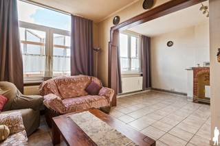 <strong>Centraal gelegen confortawoning</strong><br /><br />Gezellige woning van <strong>ca. 115 m²</strong> op een centrale ligging met 2 slaapkamers. De ligging ervoor dat u gemakkelijk toegang heeft tot het openbaar vervoer, invalswegen, horeca en scholen.<br /><br /><strong>Indeling:</strong><br /><strong>Gelijkvloers</strong><br />- Studio met douchekamer en keuken<br />- Tuin op het zuiden van ca. 30 m²<br /><br /><strong>Eerste verdiep</strong><br />- Leefruimte<br />- Slaapkamer 1 <br />- Slaapkamer 2<br />- Extra kamer die kan dienen als opbergplaats, hobbykamer, ...<br />- Leefruimte<br />- Douchekamer<br /><br /><strong>Bijzonderheden</strong> <br />- Mobiscore <strong>9/10</strong><br />- <strong>Elektrische installatie is conform<br /></strong>- EPC D <br />- Dubbele beglazing met schrijnwerk van PVC <br />- Tuin op het<b> zuiden<br />- Twee keukens<br />- Twee douchekamers<br /></b>- Momenteel is het gelijkvloers verhuurd