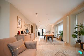 Nabij het centrum van Ingelmunster vinden we dit dakappartement op de tweede en tevens hoogste verdieping van residentie 'Lysdale'. Het appartement is op heden verhuurd, beschikt over twee slaapkamers, een optionele staanplaats en garagebox. Met zijn bewoonbare oppervlakte van 102m² biedt het appartement ruimte en comfort op een gunstige locatie. Indeling: inkomhal met gastentoilet, zeer lichtrijke leefruimte met bureauhoek en geïnstalleerde keuken. Twee slaapkamers en de badkamer met douche en 2de toilet. Er is een klein balkon aan de woonkamer (noord georiënteerd) en aan de eetkamer (zuid georiënteerd). Verder is er de mogelijkheid om een garagebox en/of een staanplaats optioneel aan te kopen. CV op aardgas (HR+ ketel) | Warmtepomp (airco) in leefruimte en één slaapkamer | EPC label C - geen renovatieverplichting | HR beglazing aluminium | Elektriciteit conform | Lichtrijke leefruimtes dankzij de hoekligging | Op heden verhuurd - perfect als investeringseigendom of voor eigen gebruik. Laurence (BIV 541 501) organiseert voor dit appartement de bezoeken, mits het maken van een afspraak.